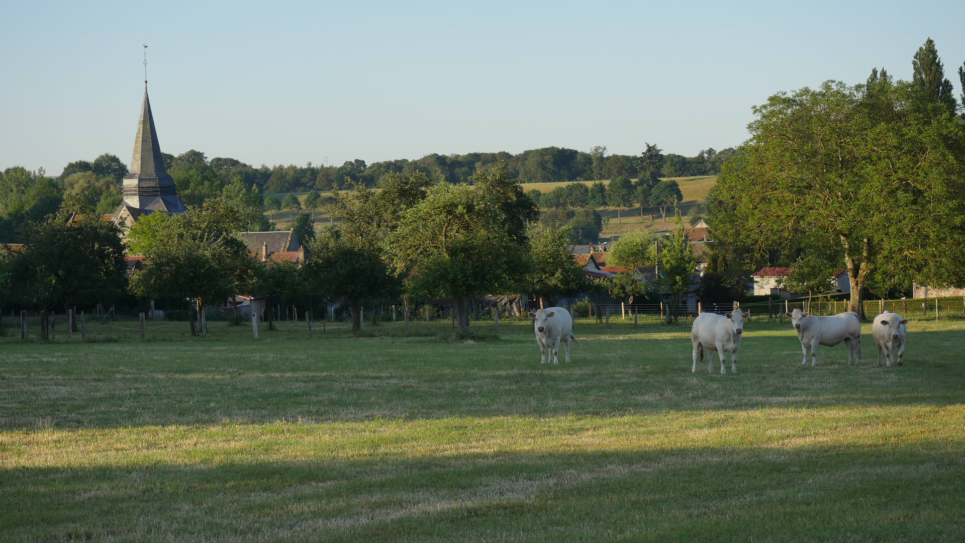 Carrefour au cœur du village de Blacourt, avec l'ancien lavoir et le panneau vers les Communaux